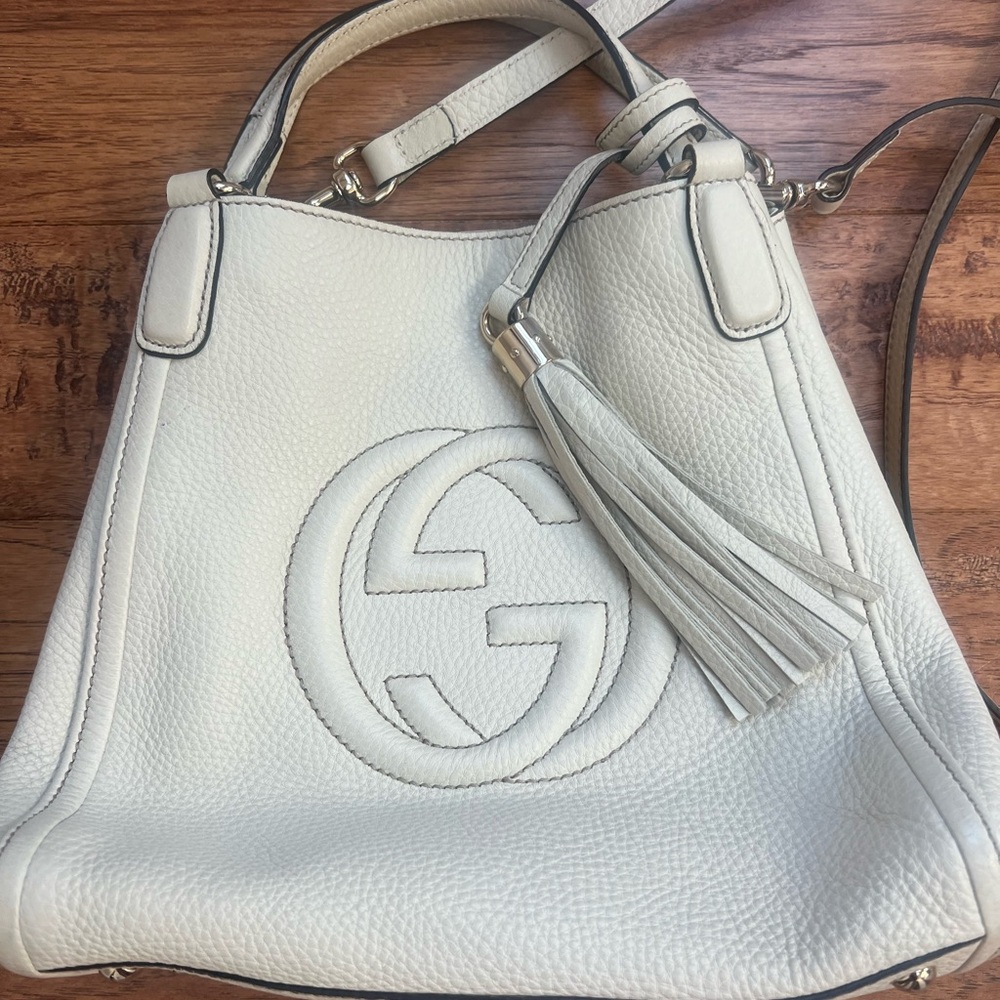 White gucci pebbled leather soho tassel handbag and crossbody